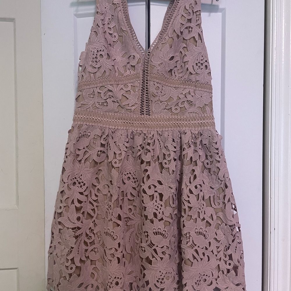 Elegant Lace women Dress in dusty Pink color, new with tag.